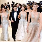 découvrez comment les oscars transformaient le tapis rouge en un véritable podium de haute couture, une tradition glamour et incontournable désormais oubliée.