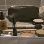 découvrez les indispensables beauté à avoir absolument dans votre trousse de maquillage pour un look parfait au quotidien. astuces, produits essentiels et conseils pratiques.