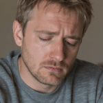 découvrez les signaux que votre corps vous envoie lorsqu'il est fatigué et apprenez à mieux écouter ses besoins pour préserver votre santé et votre énergie.