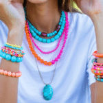 découvrez les bijoux fantaisie colorés et maxi, les accessoires incontournables à adopter ce printemps pour sublimer vos t-shirts avec style et originalité.