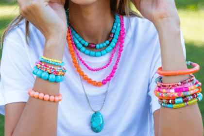 découvrez les bijoux fantaisie colorés et maxi, les accessoires incontournables à adopter ce printemps pour sublimer vos t-shirts avec style et originalité.