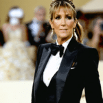 découvrez le grand retour de céline dion en star, sublimée par un smoking élégant et une robe de gala, sur les affiches de sa nouvelle tournée exceptionnelle.