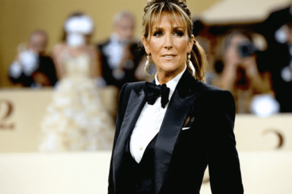 découvrez le grand retour de céline dion en star, sublimée par un smoking élégant et une robe de gala, sur les affiches de sa nouvelle tournée exceptionnelle.