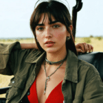 découvrez les looks irrésistiblement stylés de dua lipa en safari sur instagram, mêlant veste officier, blouse bohème et polo rouge pour un style unique et tendance.