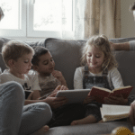 découvrez comment équilibrer l'utilisation des écrans chez les enfants pour préserver leur santé et favoriser leur développement grâce à des conseils pratiques et adaptés.