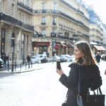 plongez dans la saison 6 d'« emily in paris » et découvrez la destination incontournable qui promet de nouveaux rêves et aventures.