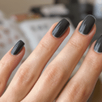 découvrez les tendances et techniques incontournables pour maîtriser la manucure french noir, une variante élégante et moderne de la french classique.