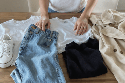 découvrez les indispensables mode à posséder absolument dans votre dressing pour un style intemporel et élégant au quotidien.