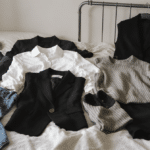 découvrez les pièces indispensables à avoir dans une garde-robe féminine pour un style élégant et polyvalent au quotidien.