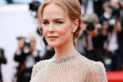 découvrez nicole kidman éblouissante sur le tapis rouge, vêtue d'une tenue transparente élégante ornée d'écailles scintillantes qui captivent tous les regards.