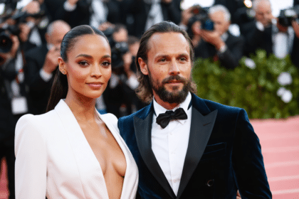 découvrez comment zoe saldana a ébloui la cérémonie de clôture du festival de cannes 2026, accompagnée de son époux marco perego, dans une soirée pleine d'élégance et d'émotion.