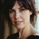 découvrez le portrait de fran walsh, muse et partenaire créative de peter jackson, explorant son influence majeure dans le cinéma.