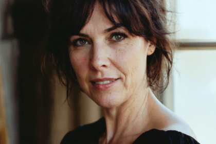 découvrez le portrait de fran walsh, muse et partenaire créative de peter jackson, explorant son influence majeure dans le cinéma.