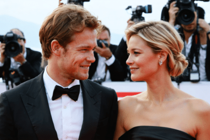 niels schneider révèle l'histoire surprenante derrière sa célèbre photo avec virginie efira à cannes, capturée grâce à l'intervention inattendue d'un autre comédien.