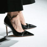 découvrez les chaussures saint laurent dévoilées lors du dernier défilé, un phénomène viral qui fait sensation sur les réseaux sociaux.