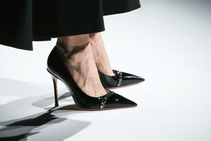 découvrez les chaussures saint laurent dévoilées lors du dernier défilé, un phénomène viral qui fait sensation sur les réseaux sociaux.