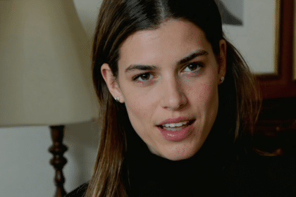 charlotte casiraghi partage avec émotion ses souvenirs et rend hommage à sa mère, caroline de monaco, qu'elle décrit comme une femme d'exception ayant marqué son enfance.