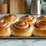 découvrez pourquoi les cinnamon rolls suscitent autant d'intérêt et captivent le public à travers leurs saveurs irrésistibles et leur popularité croissante.