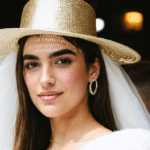 découvrez si dua lipa a véritablement opté pour un chapeau en or lors de son grand jour, entre style audacieux et élégance.