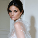 découvrez comment katie holmes réinvente la transparence avec une pièce incontournable et élégante, la tendance phare à adopter absolument en 2026.