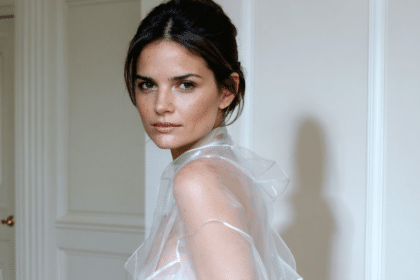 découvrez comment katie holmes réinvente la transparence avec une pièce incontournable et élégante, la tendance phare à adopter absolument en 2026.