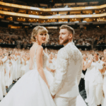 découvrez le mariage spectaculaire de taylor swift et travis kelce au madison square garden, réunissant plus de 1000 invités pour une célébration inoubliable.