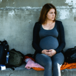 découvrez le témoignage poignant de marine, 28 ans, qui partage ses premiers jours de grossesse vécus sans abri, entre espoir et difficultés.
