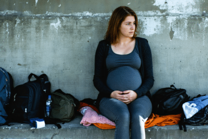 découvrez le témoignage poignant de marine, 28 ans, qui partage ses premiers jours de grossesse vécus sans abri, entre espoir et difficultés.