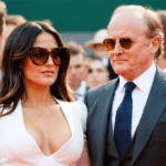 découvrez comment salma hayek illumine roland-garros avec son style glamour, accompagnée de françois-henri pinault lors de cet événement prestigieux.