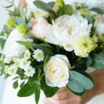 découvrez les fleurs incontournables pour composer un bouquet de mariée éclatant, alliant élégance et fraîcheur pour sublimer le jour j.