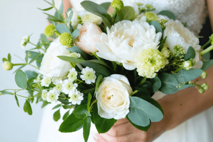 découvrez les fleurs incontournables pour composer un bouquet de mariée éclatant, alliant élégance et fraîcheur pour sublimer le jour j.