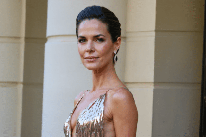 charlène de monaco rend hommage à grace kelly en sublimant l'élégance intemporelle avec une robe lamée éblouissante, alliant grâce et modernité.