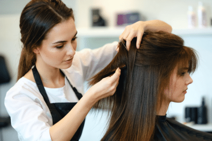 découvrez la vérité sur l'idée reçue selon laquelle couper ses cheveux accélère leur croissance, expliquée par une coiffeuse experte qui démêle le vrai du faux.
