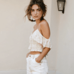 découvrez notre top romantique inspiré par carrie bradshaw, la pièce incontournable pour sublimer vos pantalons capri cette saison avec élégance et style.