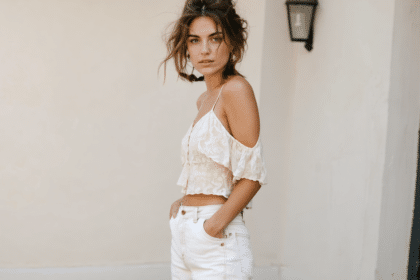 découvrez notre top romantique inspiré par carrie bradshaw, la pièce incontournable pour sublimer vos pantalons capri cette saison avec élégance et style.