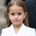 la princesse leonor charme en tailleur blanc, un hommage sophistiqué au style raffiné de sa mère, letizia d'espagne.