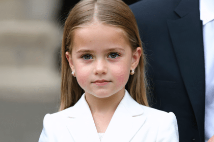 la princesse leonor charme en tailleur blanc, un hommage sophistiqué au style raffiné de sa mère, letizia d'espagne.
