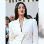 découvrez monica bellucci rayonnante au défilé fendi, sublime dans un tailleur-pantalon blanc éclatant, une élégance audacieuse qui contraste avec ses habituels looks sombres.