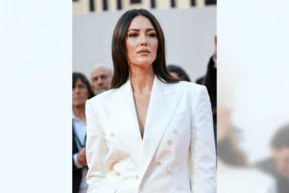 découvrez monica bellucci rayonnante au défilé fendi, sublime dans un tailleur-pantalon blanc éclatant, une élégance audacieuse qui contraste avec ses habituels looks sombres.