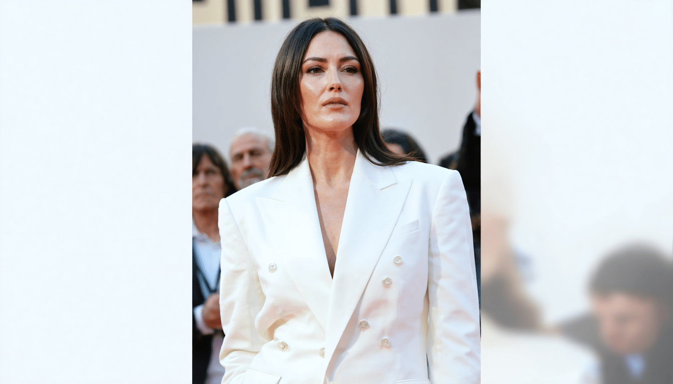 découvrez monica bellucci rayonnante au défilé fendi, sublime dans un tailleur-pantalon blanc éclatant, une élégance audacieuse qui contraste avec ses habituels looks sombres.