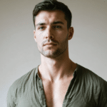 découvrez le décolleté masculin, plus sensuel qu’un col rond, qui réinvente nos basiques avec élégance et modernité.