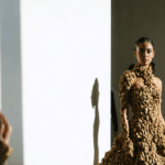 découvrez zendaya rayonnante dans une robe signée matières fécales, la marque au nom audacieux qui charme les célébrités par son style unique et avant-gardiste.