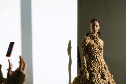 découvrez zendaya rayonnante dans une robe signée matières fécales, la marque au nom audacieux qui charme les célébrités par son style unique et avant-gardiste.