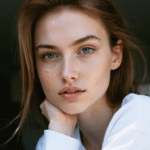 découvrez beauïse genç, la nouvelle muse de la mode qui rivalise avec linda evangelista. plongez dans l'univers de cette étoile montante qui redéfinit les standards de la beauté.
