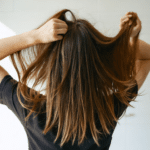 découvrez un geste rapide et efficace pour redonner du volume à vos cheveux aplatis par la chaleur et leur rendre éclat et vitalité.