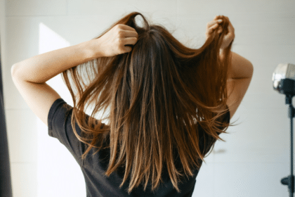 découvrez un geste rapide et efficace pour redonner du volume à vos cheveux aplatis par la chaleur et leur rendre éclat et vitalité.