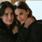 demi moore célèbre avec émotion le 38e anniversaire de sa fille aînée rumer willis, exprimant combien elle a transformé sa vie avec amour et fierté.