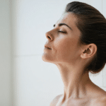 découvrez comment éviter l'erreur classique qui limite les bienfaits de votre routine de face yoga et maximisez ses effets pour un visage tonifié et détendu.