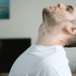 découvrez une astuce simple et rapide pour remodeler votre cou et améliorer votre posture au quotidien, afin de vous sentir plus élégant et confiant.
