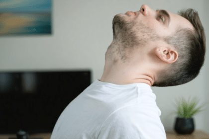 découvrez une astuce simple et rapide pour remodeler votre cou et améliorer votre posture au quotidien, afin de vous sentir plus élégant et confiant.
